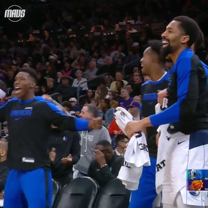 Klay Thompson really broke Kevin Durant's ankles on the stepback 😱