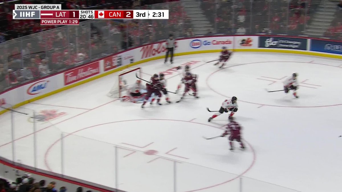 Latvia tied it again! Peteris Bulans with PP snipe.🇱🇻💥 #WorldJuniors #LATCAN LV Hokeja federācija