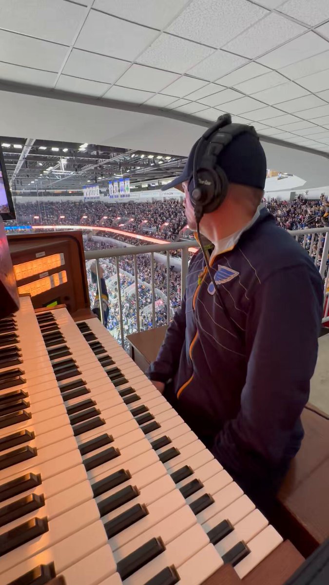 Always a great night when you get to play the Goal Song SEVEN TIMES! LGB! #STLBlues