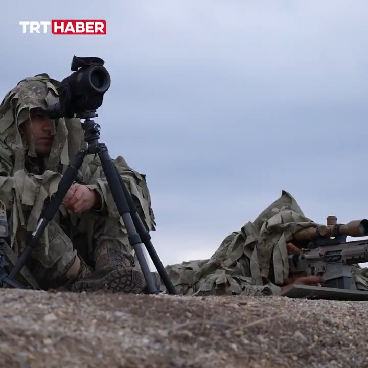 Gizlenmeyi, görmeyi ve vurmayı öğreniyorlar: 2 kilometredeki hedeflere tam isabet. 🇹🇷 Onlar, TSK’nın Keskin Nişancıları…