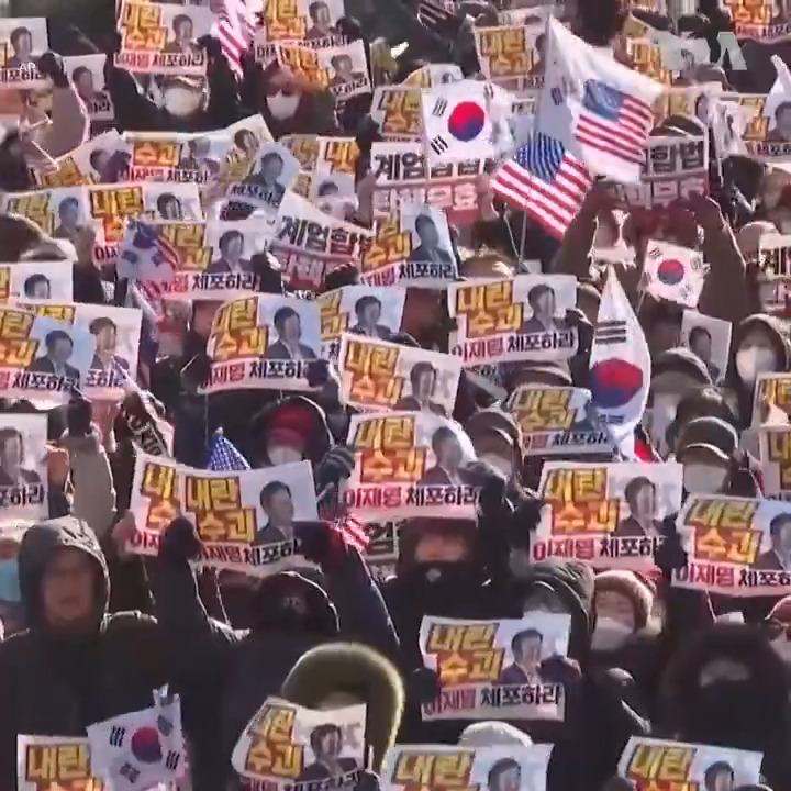 韩国代理总统韩悳洙被弹劾后，前总统尹锡悦的支持者和批评者28日在首尔都举行了集会。韩国国会27日弹劾了韩悳洙。尹熙悦的支持者批评反对党弹劾韩德洙。 反对尹锡悦的民众则批评韩悳洙和执政党袒护尹锡悦并要求现任代总统崔相穆尽快任命宪法法院法官。 更多：