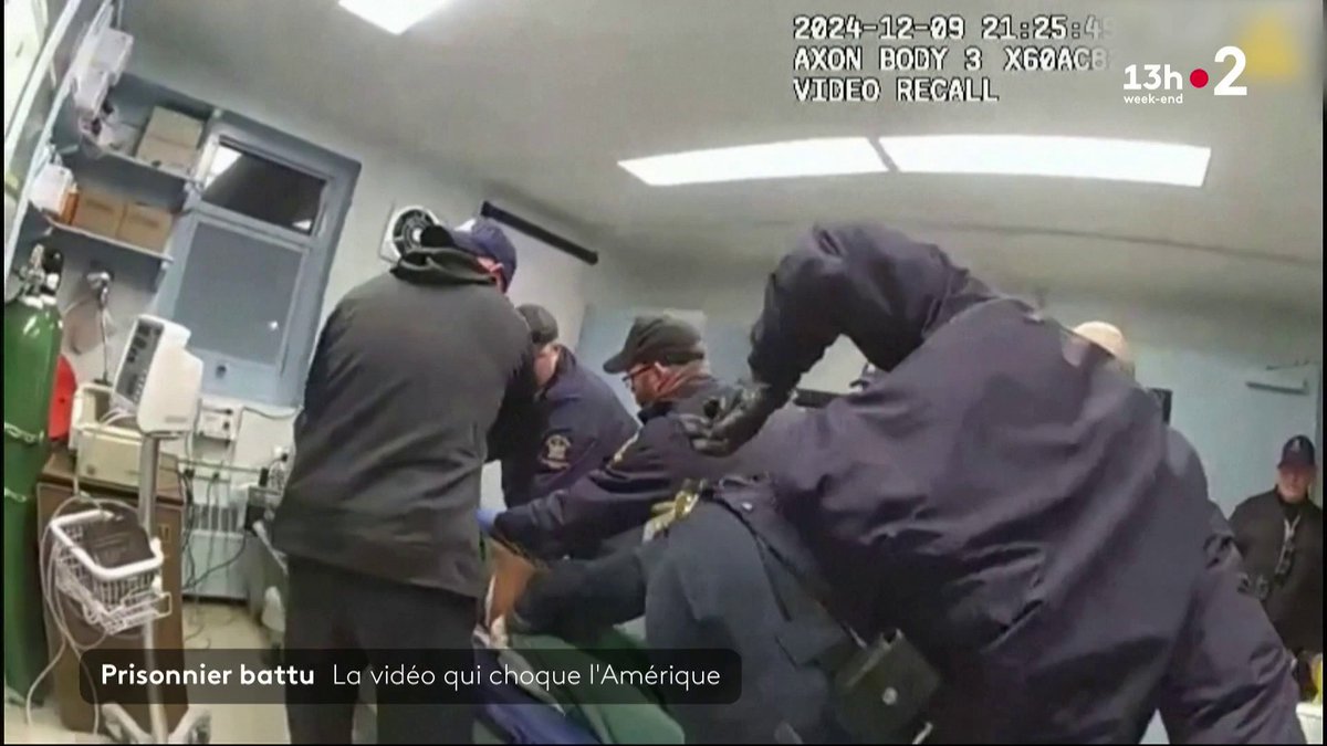 🇺🇸 Aux États-Unis, une vidéo choque l’Amérique. Un détenu afro-américain est battu à mort par des agents pénitentiaires. Les images du drame ont été diffusées par les autorités et elles ont suscité une vive émotion dans le pays. ▶️#JT13H