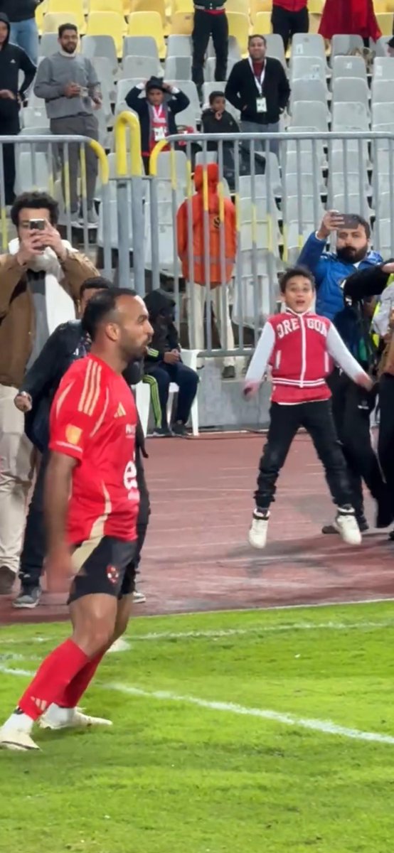 أجمل لقطة في المباراة🥰 طفل يخطف الانظار بالاحتفال مع أفشة على طريقة رونالدو "suii" #المدرج_الأهلاوي🦅