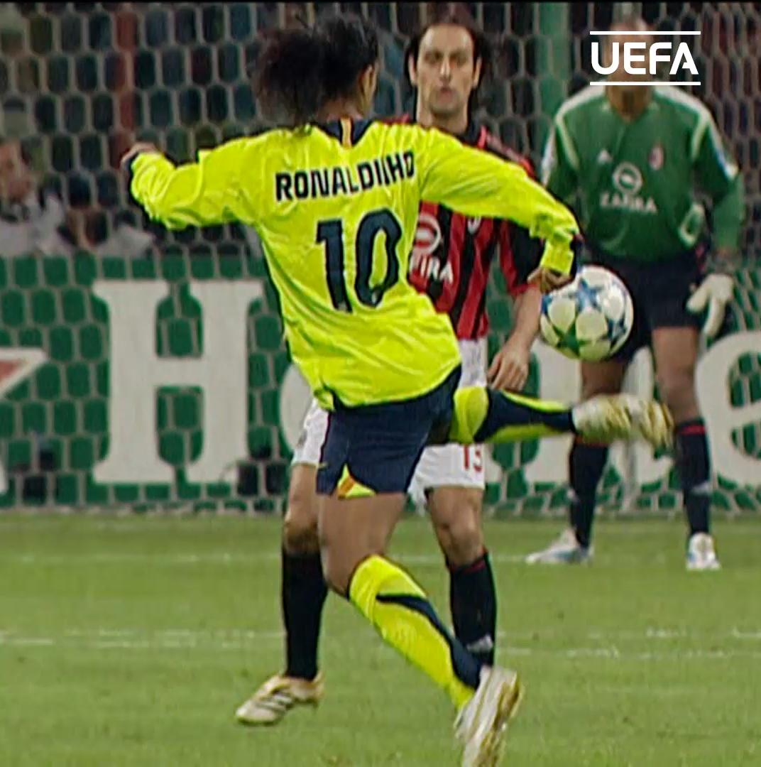 Milan todavía está intentando descifrar a ese Ronaldinho. El pase gol es el colofón perfecto. Uno de esos elegidos que te obligaban al aplauso.
