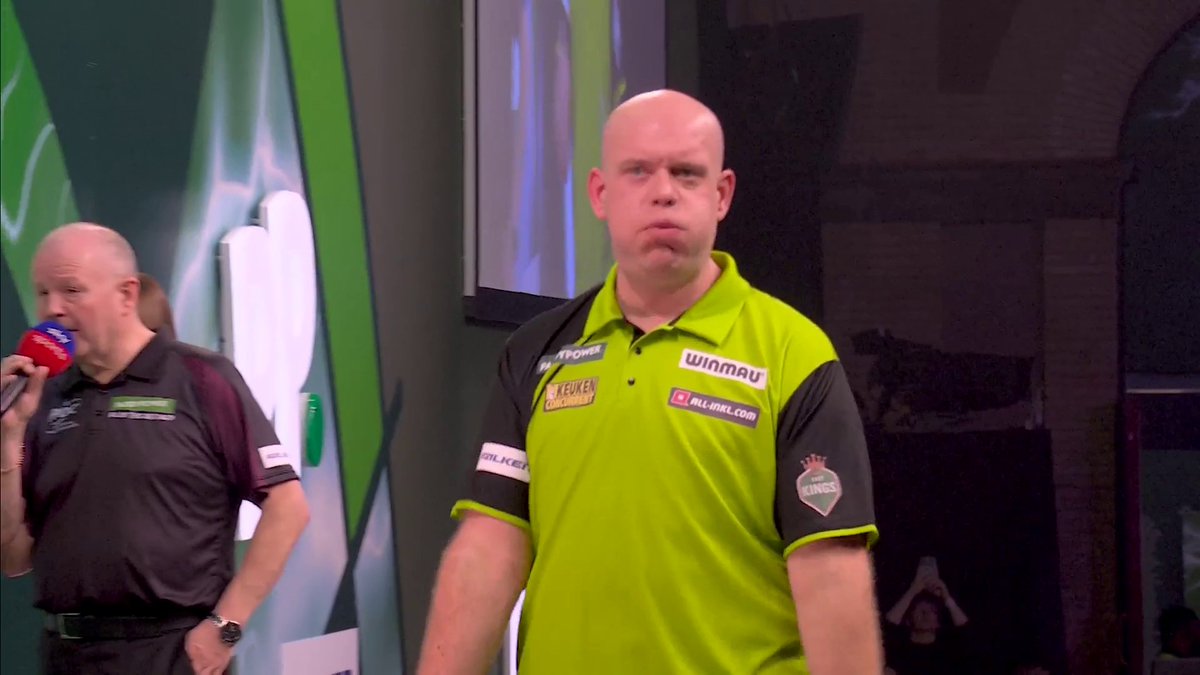 A tough battle! ⚔️ Michael van Gerwen is through to the fourth round! 🎯
