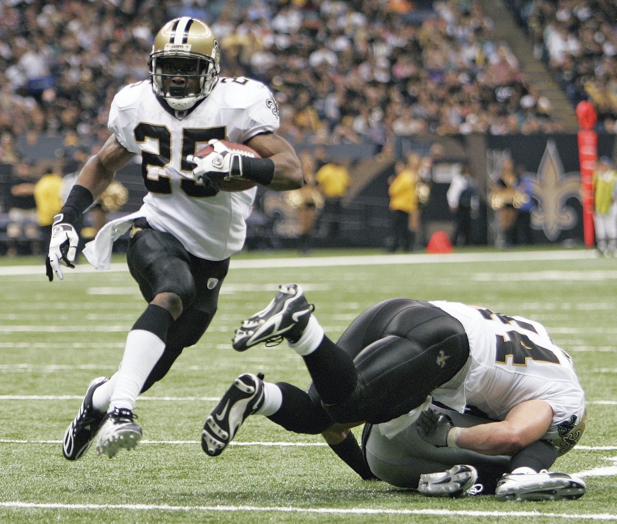 REGGIE 🗣️ REGGIE 🗣️ REGGIE 🗣️ Oct. 12, 2008: Reggie Bush became the youngest RB to reach 200 receptions &amp; scored 2 TDs in a 34-3 Saints victory over the Silver and Black ⚜️ 📺 #LVvsNO Sunday Noon CT on FOX