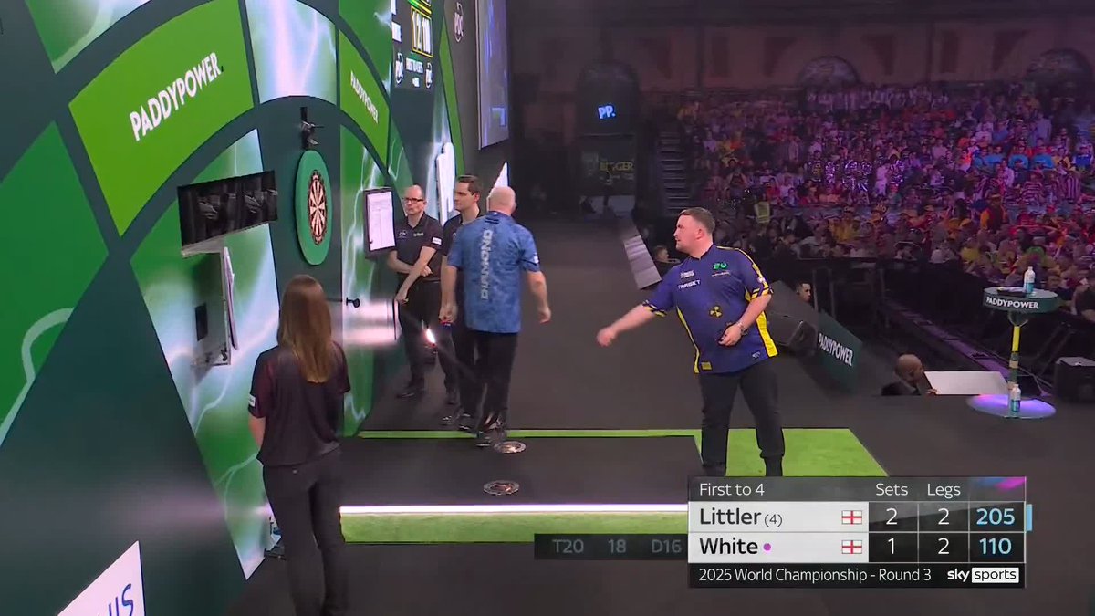 CLUTCH FROM LITTLER! Luke Littler survives a set dart before finding D10 with a vital last dart to go 3-1 up on Ian White! Just look at that reaction from The Nuke! 😤 📺 #WCDarts | R3