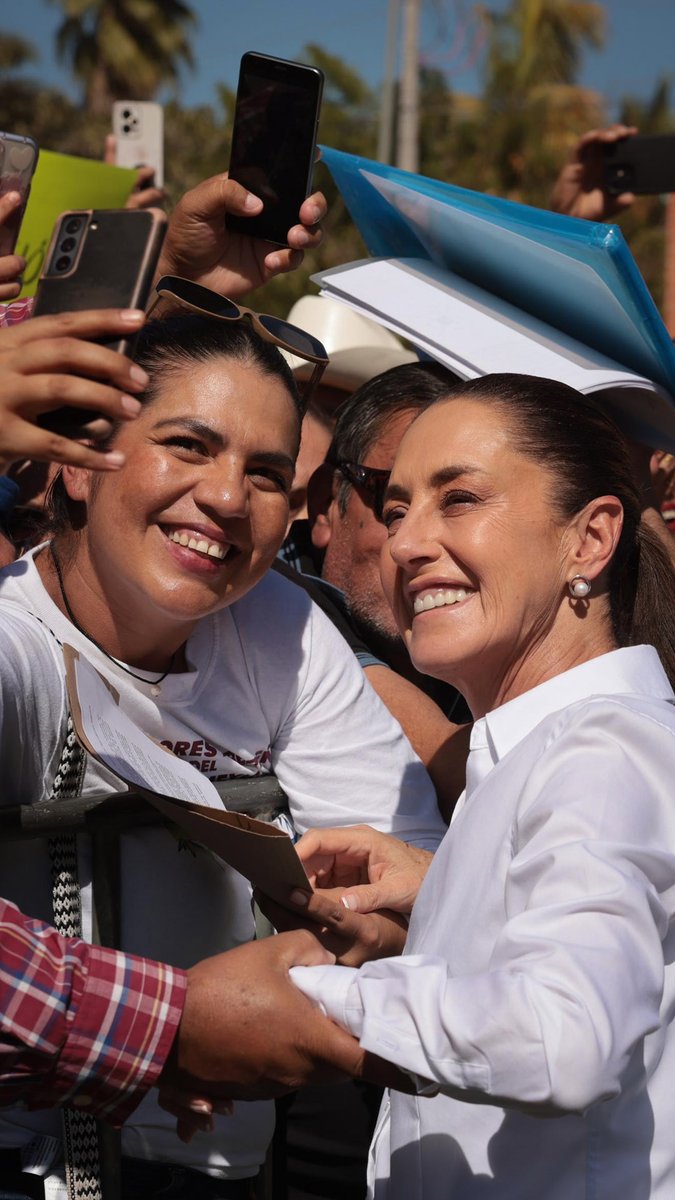 En la inauguración de la autopista Jala-Puerto Vallarta, reflexionamos sobre el 2024; aprendimos que cuando el pueblo toma conciencia de su historia y de su fuerza, no hay nada que lo detenga. En 2025 nos va a ir muy bien porque hay democracia, desarrollo y un pueblo unido.