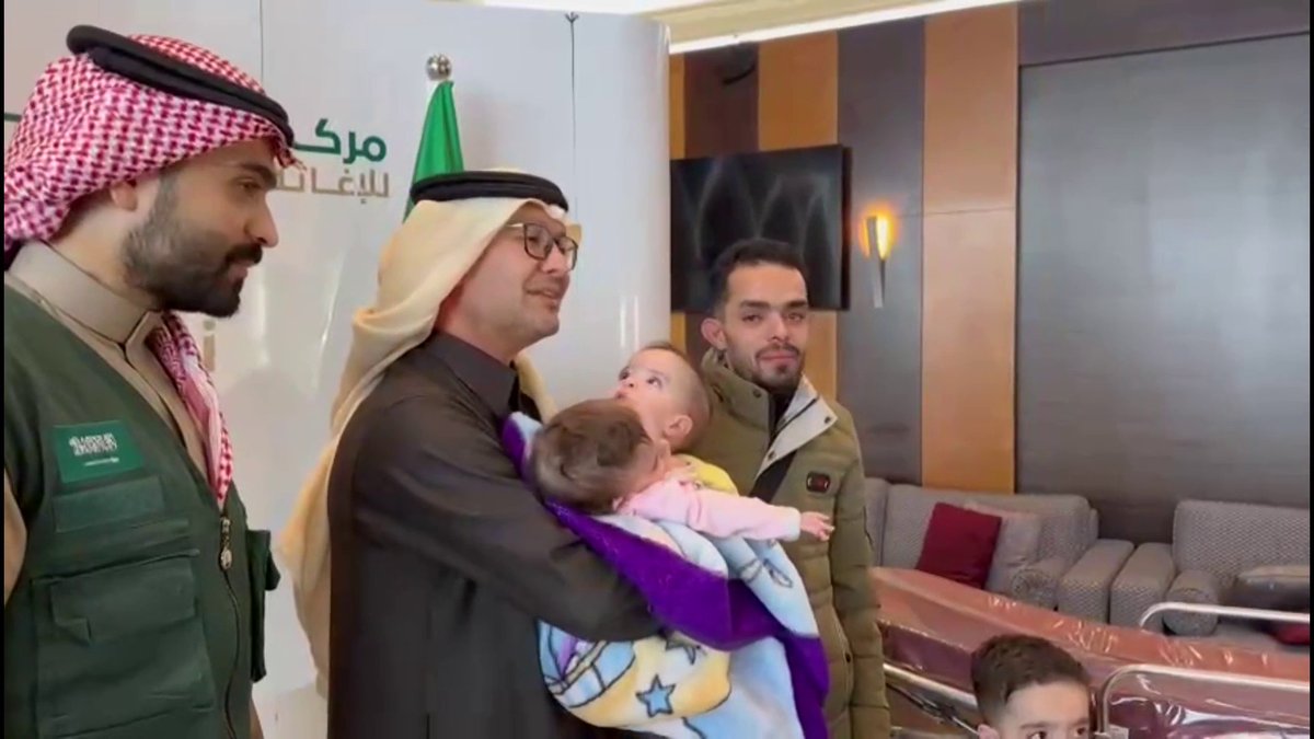 إنسانية سعودية متجذرة قيادةً وشعبًا.. السفير السعودي في لبنان يحتضن التوأم السيامي السوري (سيلين وإييلين) قبل نقلهما إلى #الرياض، عبر طائرة سعودية خاصة. -