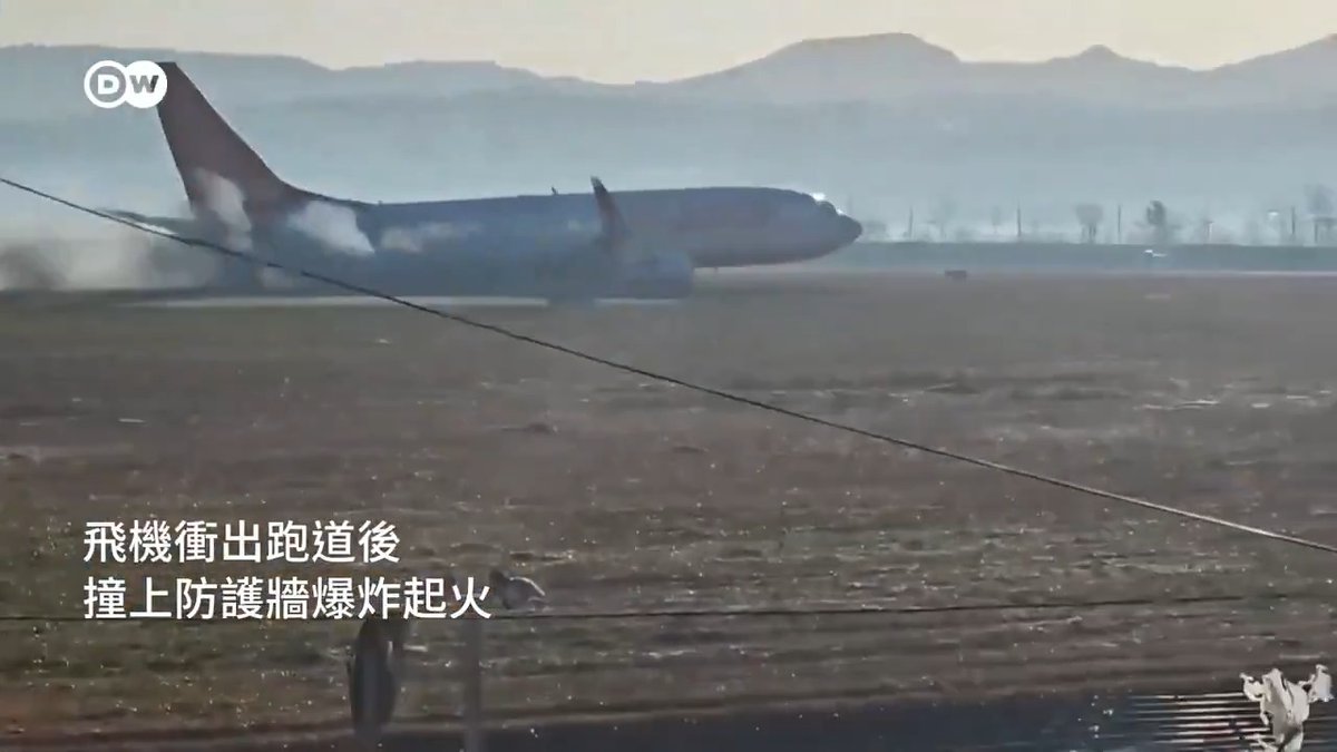 从泰国曼谷出发的济州航空7C2216号班机,周日上午在韩国全罗南道务安机场降落时失事爆炸。目前确认的生还者为两人,已知至少174人丧生。根据韩国交通部的数据,这是近30年来韩国航空公司死亡人数最多的空难事件。