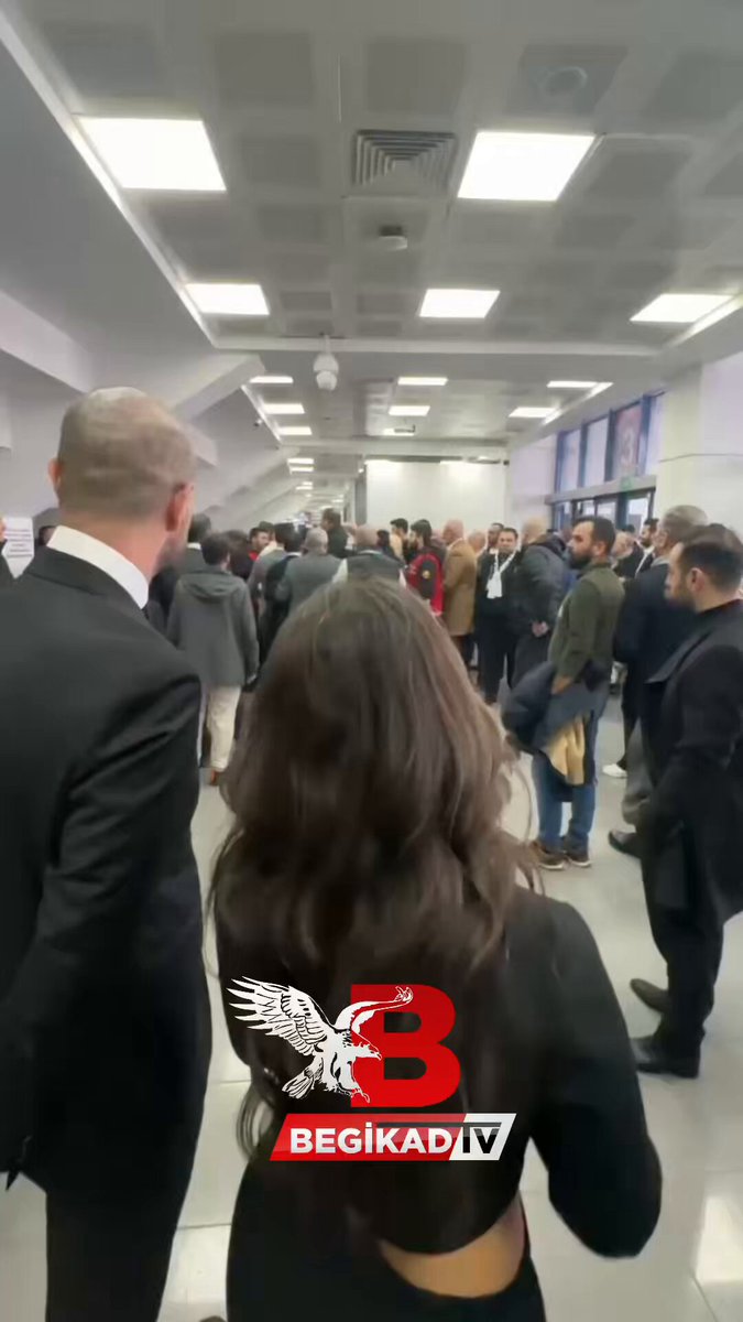 Beşiktaş Eski Başkanı Ahmet Nur Çebi, yoğun güvenlik önlemleri eşliğinde salona giriş yaptı. 🎥 Aslihan Akdag | Begikad