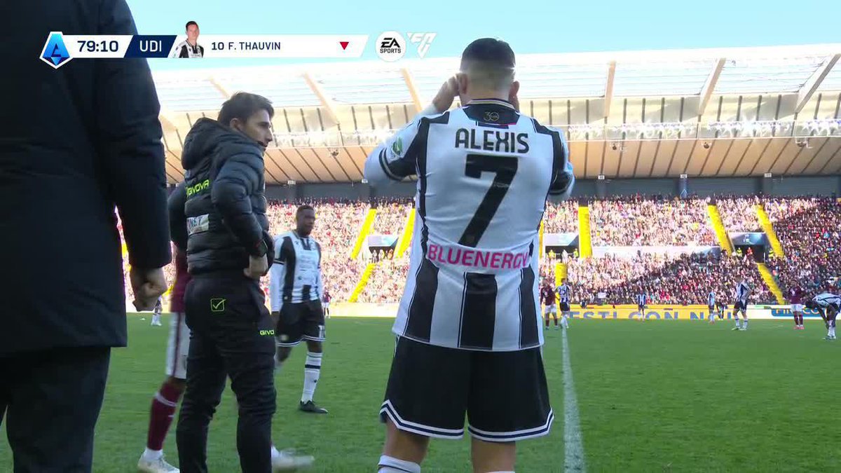 ¡ALEXIS, A LA CANCHA! Kosta Runjaić, DT de #Udinese, decidió enviar al campo al atacante chileno, quien tendrá un poco más de 10 minutos para ayudar a su equipo en el empate 2-2 ante #Torino.
