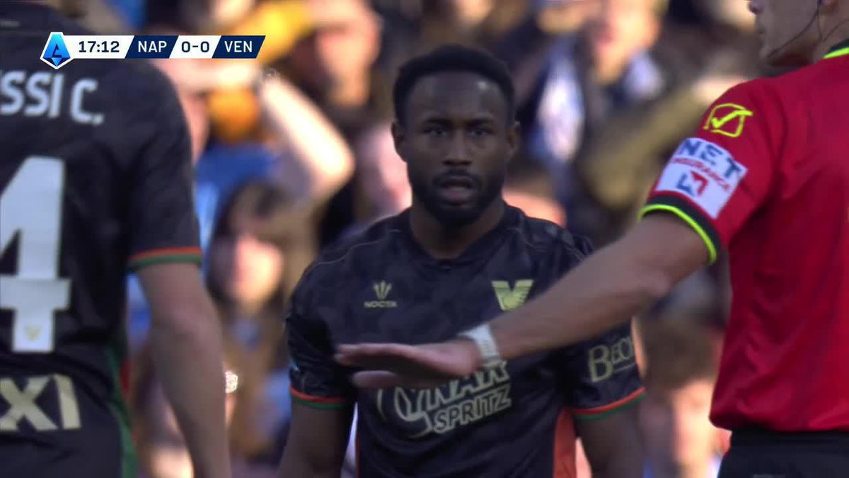 ¡LUJO DEL ECUATORIANO! Buen túnel de 🇪🇨 John Yeboah sobre Amir Rrahmani, luego el jugador de Napoli cometió fta contra el tricolor. ▶️ Más 🇮🇹 #SerieA por #DisneyPlus
