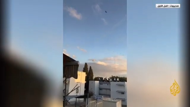 القناة 12 الإسرائيلية: رصد إطلاق 5 صواريخ من قطاع #غزة والدفاعات الجوية اعترضت 2 منها، وسقوط صاروخ في مدينة سديروت #حرب_غزة #الأخبار