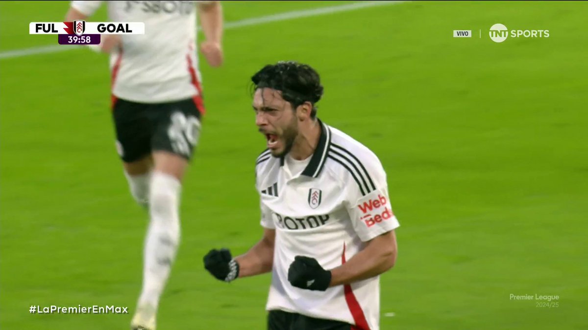 Ya hizo los mismos goles que el streamer sin tener compañeros de la talla de Riggs, Rooney, Valencia o Van Persie. Don Raúl Alonso Jiménez.