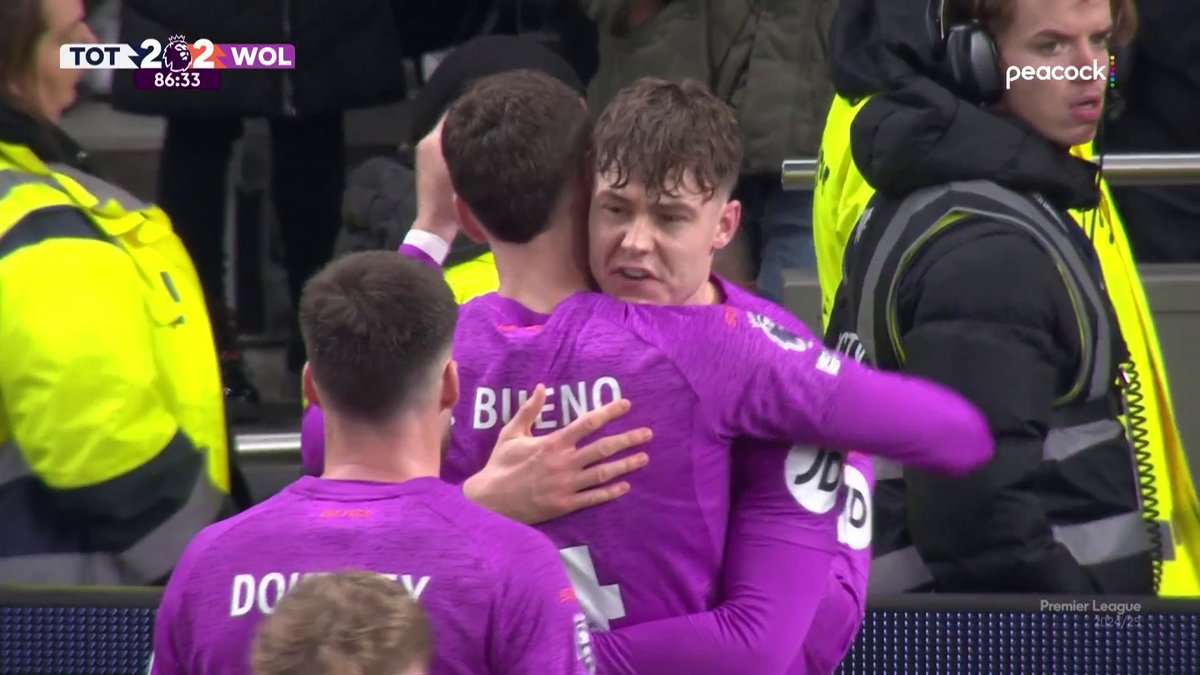 Jørgen Strand Larsen blasts one past Fraser Forster at the near post to bring Wolves level in the final minutes! 😲 📺 Peacock | #TOTWOL
