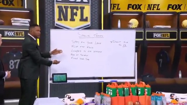 You always hear about teams making "halftime adjustments." But how does that process actually work? Our crew gives an inside look into what happens in an NFL locker room at the half 👀