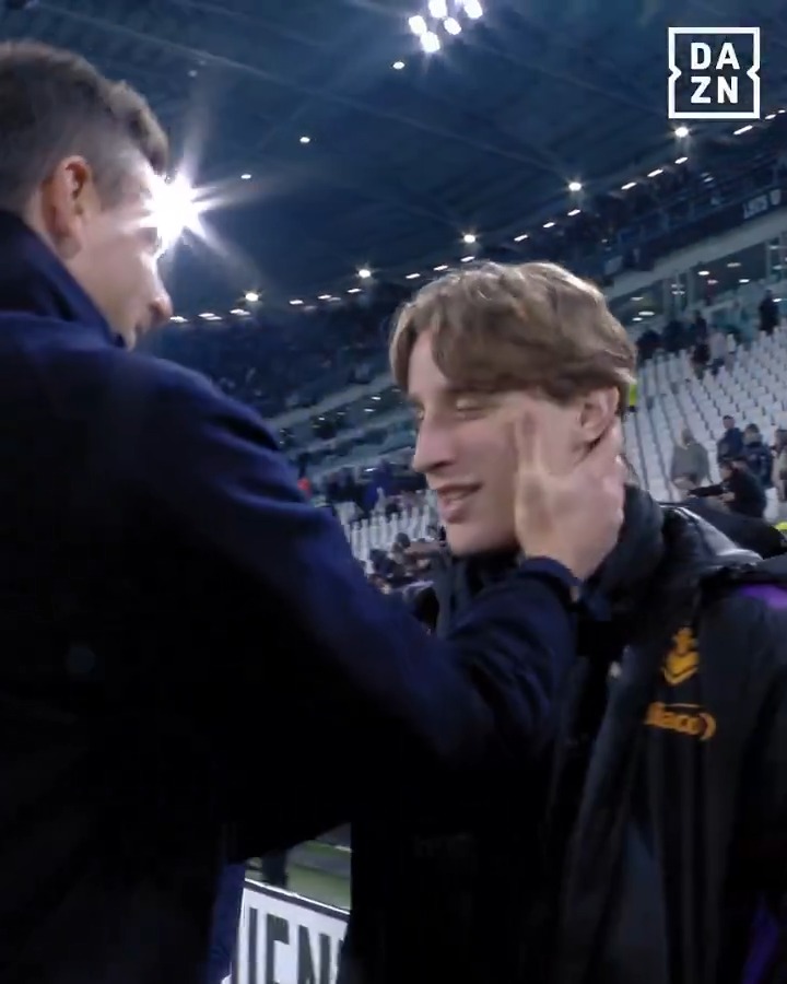 L’abbraccio tra #ThiagoMotta ed Eduardo #Bove prima di Juve-Fiorentina 🫂 #DAZN