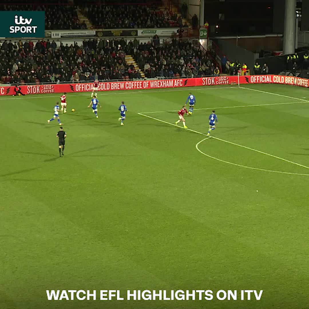 As cool as you like from Steven Fletcher 🥶 What a way to win it in the 92nd minute for Wrexham AFC 🙌 Catch all of the EFL highlights at 10:30pm tonight on ITV4 or on ITVX 📺