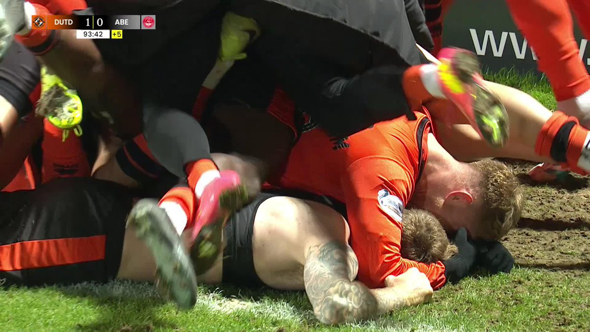 BEDLAM AT TANNADICE! 😱😱 Kevin Holt wins it for Dundee United FC at the death! 🟠 SPFL