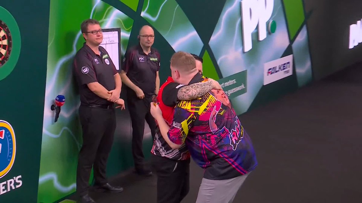 OWEN INTO THE LAST 16! What a moment for Robert Owen! The Welshman reels off three consecutive sets to defeat Ricky Evans and move through to the last 16 for the first time in his career! 📺 #WCDarts