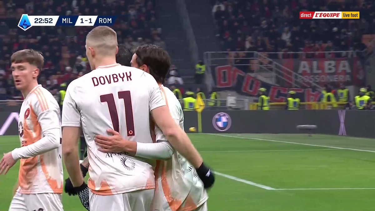 La belle combinaison Artem Dovbyk ✖️ Paulo Dybala pour permettre à l’AS Roma d’égaliser face à l’AC Milan ! ❤️💛 La Joya inscrit son 5ème but cette saison en Série A. 💎🇦🇷 🎥 L'Équipe