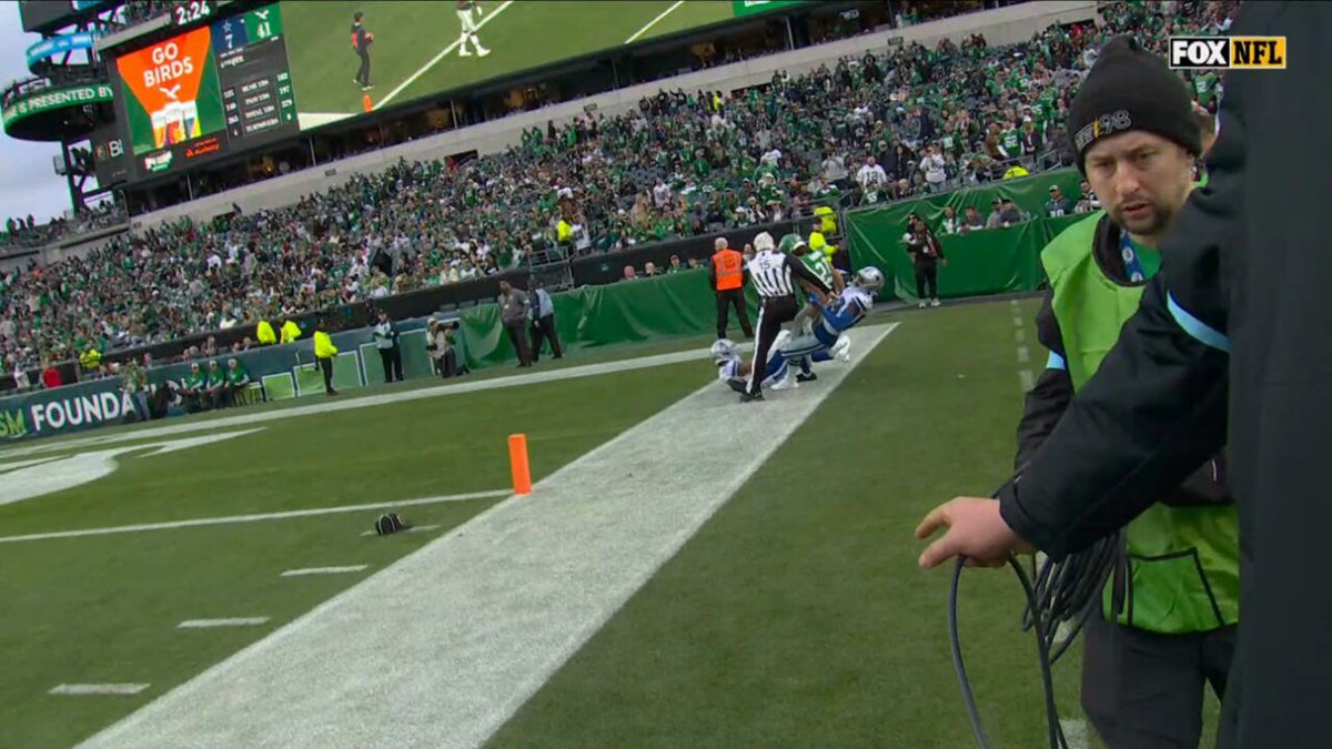 🚨🚨🚨FIGHT ALERT🚨🚨🚨 #EAGLES DB SYDNEY BROWN SLAMMED A DALLAS COWBOYS PLAYERS INTO THE TUNNELL. WOW. THIS IS CRAZY. Three players got ejected from the game. The refs and police have to get involved. 😳😳😳