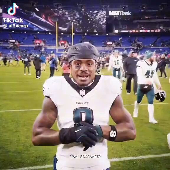 Eagles win against their division rivals the Dallas Cowboys to clinch the division AND the Giants have a 9 point lead over the Colts and are about to ruin their chances at the #1 draft pick 😂💚