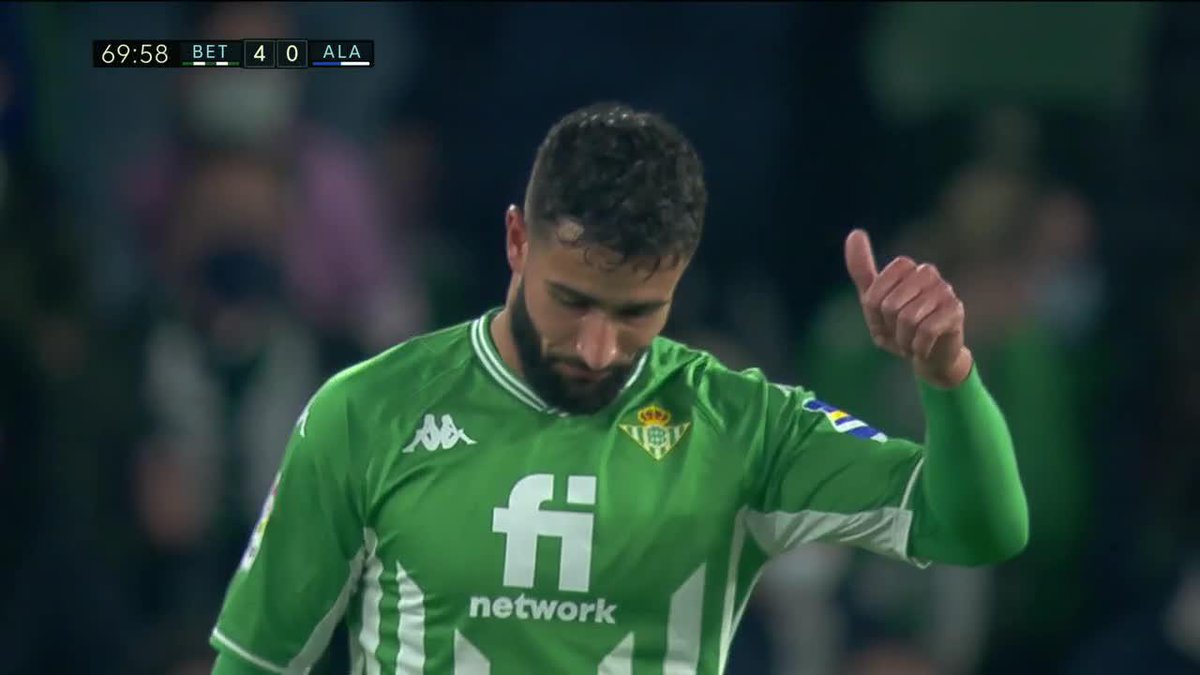 Es 18 de enero de 2022 en el Benito Villamarín. El Betis le gana 4-0 al Alavés. A Fekir, tras recibir un pase de Guardado desde el centro del campo, no se le ocurre otra cosa que pegarle de volea desde la frontal del área. Éramos felices y SÍ lo sabíamos.