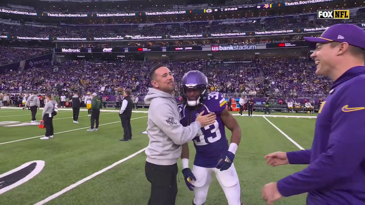 Aaron Jones had a little reunion with Matt LaFleur in front of Kevin O'Connell earlier 😆