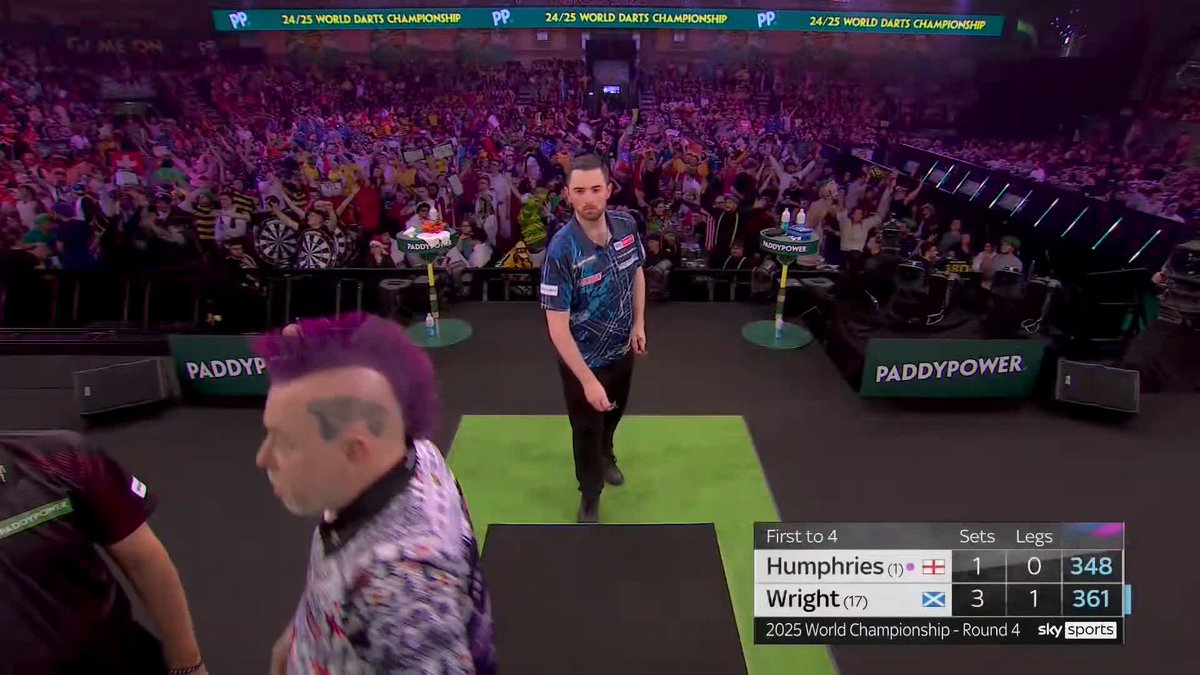 WRIGHT ON THE BRINK! Another break of throw and Peter Wright is on the verge of knocking Luke Humphries out here. Humphries looking crestfallen! 📺 #WCDarts