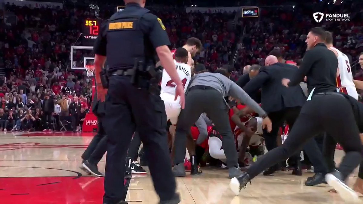 AMEN THOMPSON AND TYLER HERRO GET IN LATE-GAME SCUFFLE 😱 (via FanDuel Sports Network)