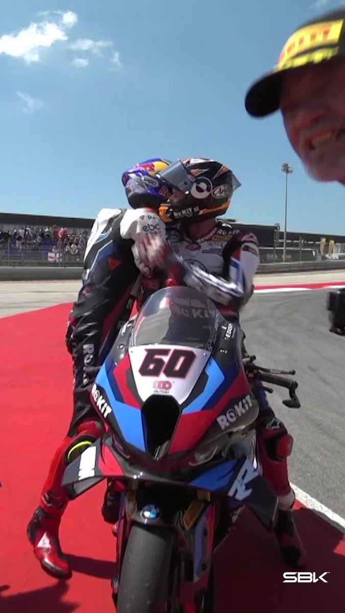 Things we love to see😍🥹 Toprak Razgatlıoğlu and Michael van der Mark showed us a touching moment of the team spirit♥️🎉 #2024SeasonReview #PortugueseWorldSBK 🇵🇹