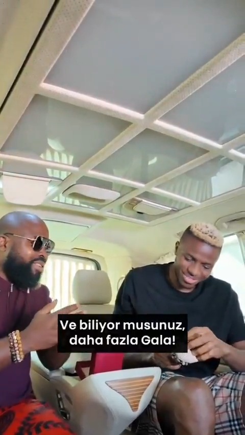 🙂💛❤️ Victor Osimhen, arkadaşının 'Daha fazla Gala!' sözlerine gülerek karşılık verdi. (POOJA!!!)