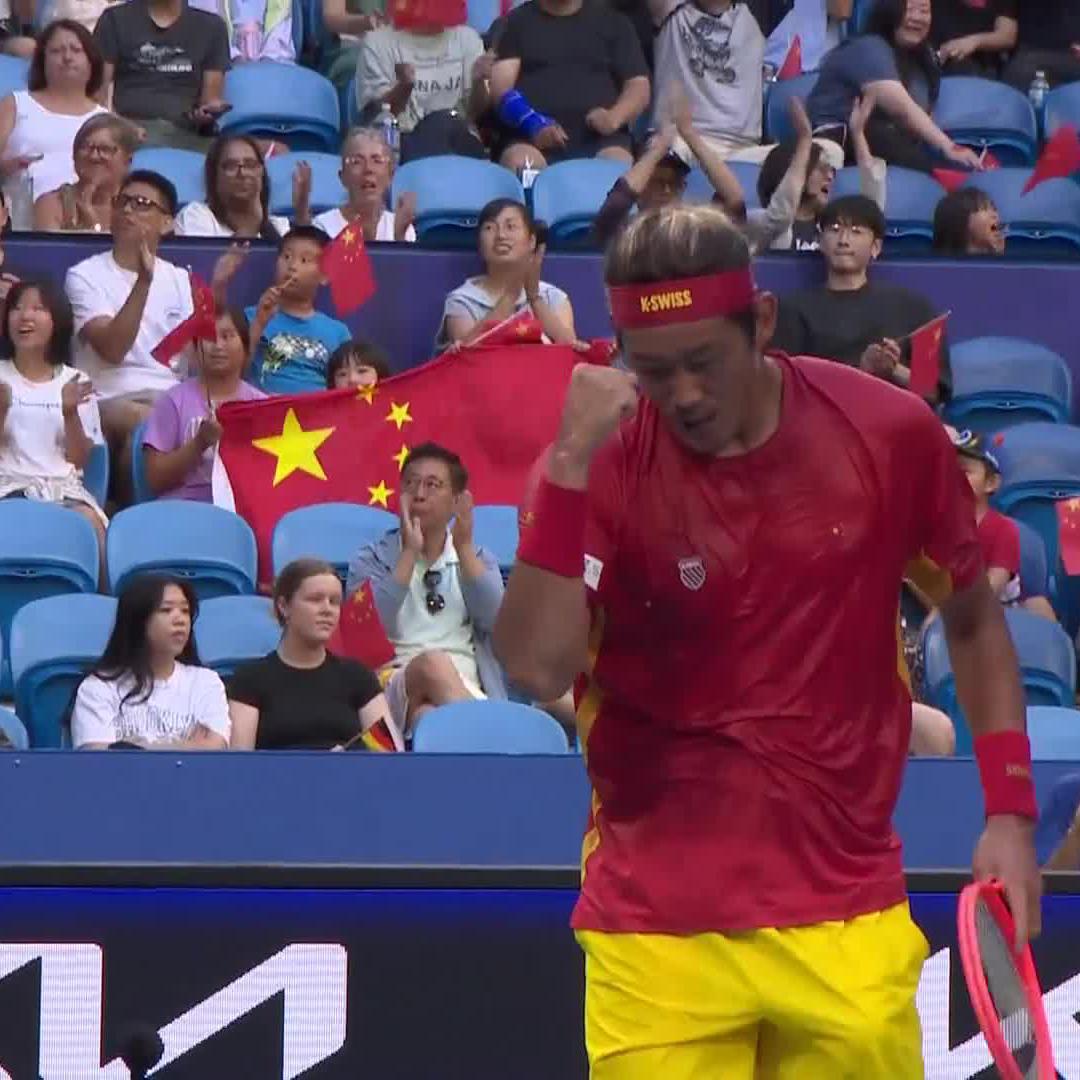 Turn it up! 🇨🇳 Zhizhen Zhang takes the opening set against Zverev, 6-2. #UnitedCup