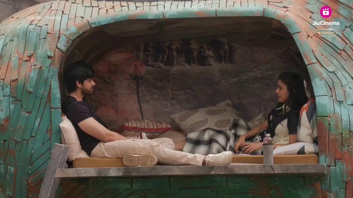 Kiski nakal utaar rahi hai Eisha? 😂 Jaanne ke liye dekhiye #24HrsChannel of #BiggBoss18, now streaming exclusively on JioCinema Premium Avinash Mishra Eisha Singh #BB18 #BiggBoss18onJioCinema #BiggBoss #JioCinemaPremium