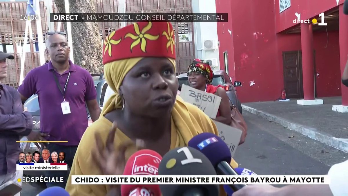 🇫🇷 « On vient nous parler du droit du sol alors que des gens n'ont ni à manger ni à boire », « on existe aussi! ». Le préfet de Mayotte a été interpellé lors de la visite de Bayrou. Mtsangadoua, durement touchée, est toujours privée d'eau et d'électricité.