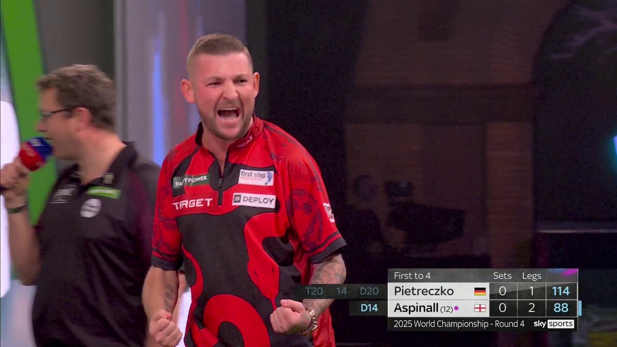 Nathan Aspinall looks to be in the mood as he takes the opening set! 💪