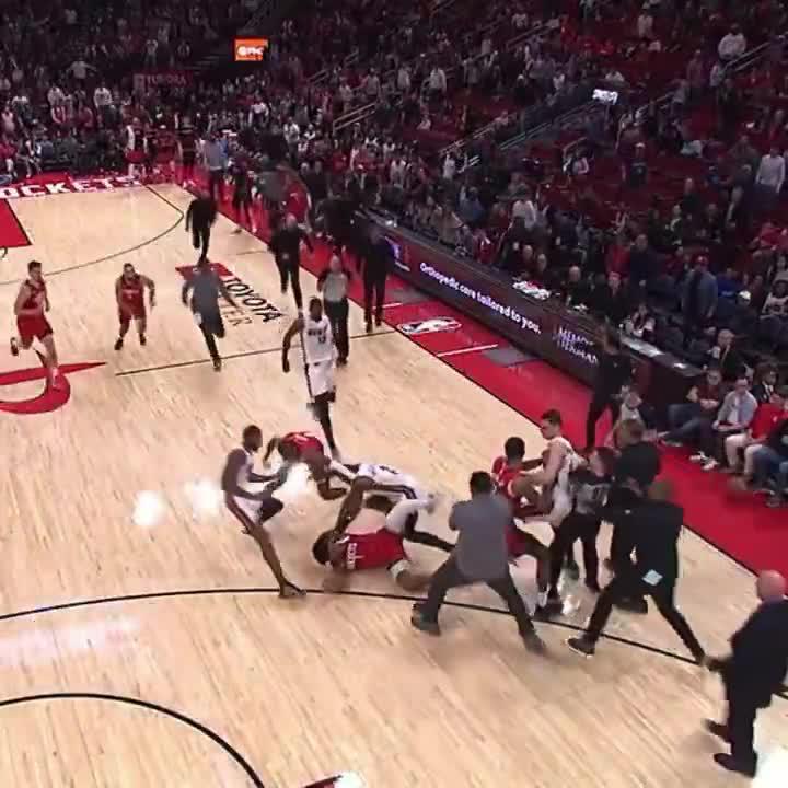😳 Batalla campal en Miami Heat vs Houston Rockets, anoche, para cerrar el 2024.
