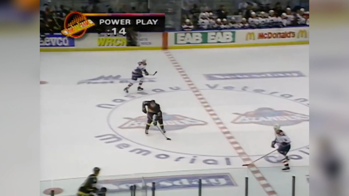 Throwback to Pavel Bure making the New York Islanders look silly 🎥: (yosoo/YouTube)