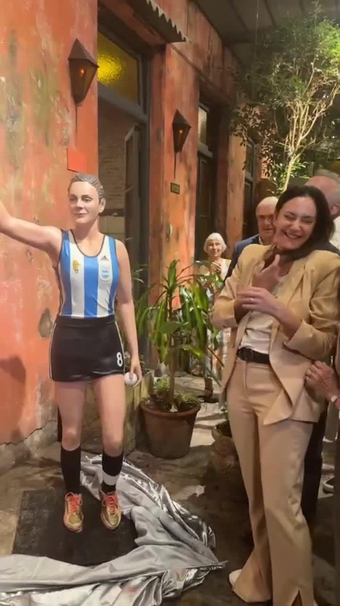 ¡MERECIDO HOMENAJE! Lucha Aymar ya tiene su escultura en Rosario. 🏑🇦🇷👏 📹 /aymarlucha (IG)