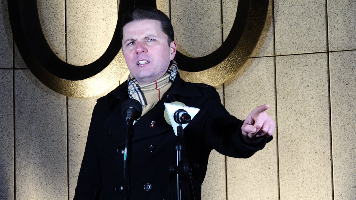 Wielokrotnie dziś usłyszałem od zgromadzonych pod Sejmem Polaków, że powiedziałem dokładnie to, co od lat czuli, lecz bali się wykrzyczeć. Cieszę się, że mogę być głosem ich serc i sumień. Głosem tych, których od lat się upokarza i zastrasza. Głosem tych, którzy mimo wszystko pragnęli pozostać Polakami. TO WYSTĄPIENIE JEST DLA WAS - MOI RODACY! #PolskaWmoimSercu #Chanuka #Chabad #Żydzi #Korona #PrawdziwaHistoriaPolski #PamiętamyWaszeZbrodnie #PolskaNiePolin #Ojczyzna #Polacy #Korczarowski #Sejm