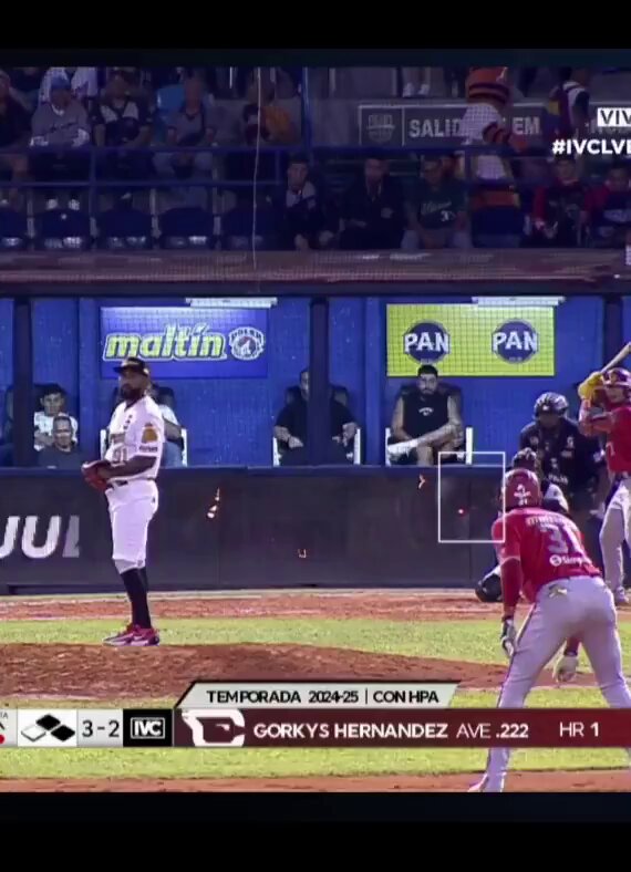 Gorkys Hernández fue ponchado con este lanzamiento. "Aunque usted no lo crea". 😱 El umpire principal es José Navas, lo cual no sorprende. No tiene una zona de strike establecida. Expulsados Gorkys y también el mánager Henry Blanco.
