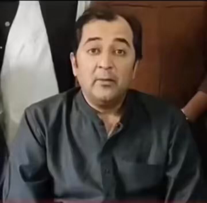 قومی ہیرو خالد خورشید ⚡️⚡️⚡️ نہ میں کرسی پر بیٹھ کے کسی سے ڈرا تھا نا میں کرسی سے اتر کر کسی سے ڈرا ہوں ۔۔ نہ میں اب کسی سے ڈروں گا ہزاروں ایف ائی ار کریں گرفتار کریں میں کسی کے باپ سے نہیں ڈرتا ۔۔