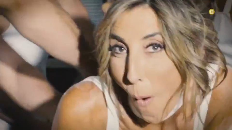 mi madre: esta noche te toca servir la mesa yo: