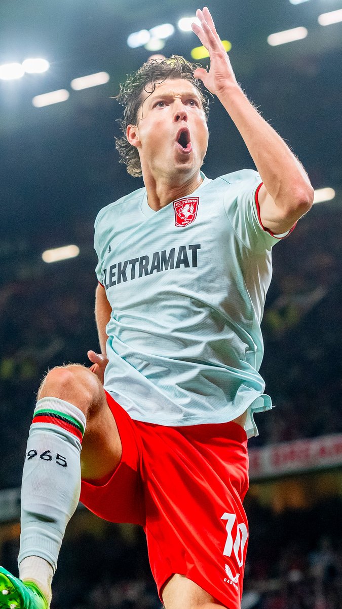 𝐇𝐞𝐭 𝐦𝐨𝐦𝐞𝐧𝐭 𝐯𝐚𝐧 ’𝟐𝟒: Sam Lammers schiet FC Twente naar een gelijkspel op Old Trafford 🏟️😍 #ZiggoSport #UEL #MUNTWE