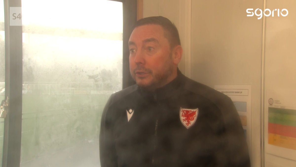 "I'm unwilling to risk player safety and allow them to play in such conditions." Y gêm rhwng Y Bala a Caernarfon wedi ei ohirio oherwydd y gwyntoedd cryfion ar Faes Tegid. This afternoon's match between Bala and Caernarfon has been abandoned due to high winds at Maes Tegid.