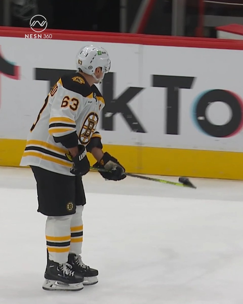 Nothing like a late Christmas present from the Captain 🥹 Cap tip to the fan who passed it off to the youngster 🫡 #NHLBruins
