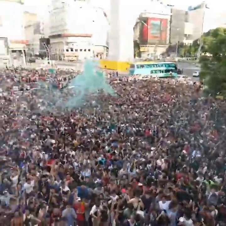 "Gero Arias": Porque completó 'el reto de las dominadas' durante una transmisión desde el Obelisco