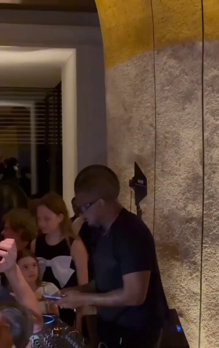 Kanye singing along to “Flashing Lights” last night at a party 🔥